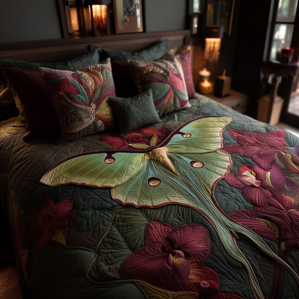 Twilight Wings Luna Moth 3-Piece Quilted Bedding Set - Single (59" x 70")